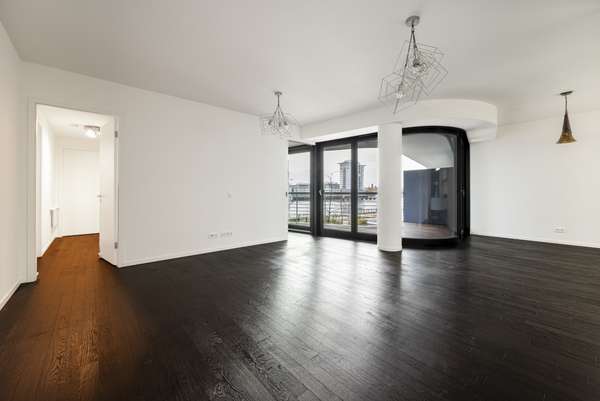 Helles Wohnzimmer mit Blick auf die Spree