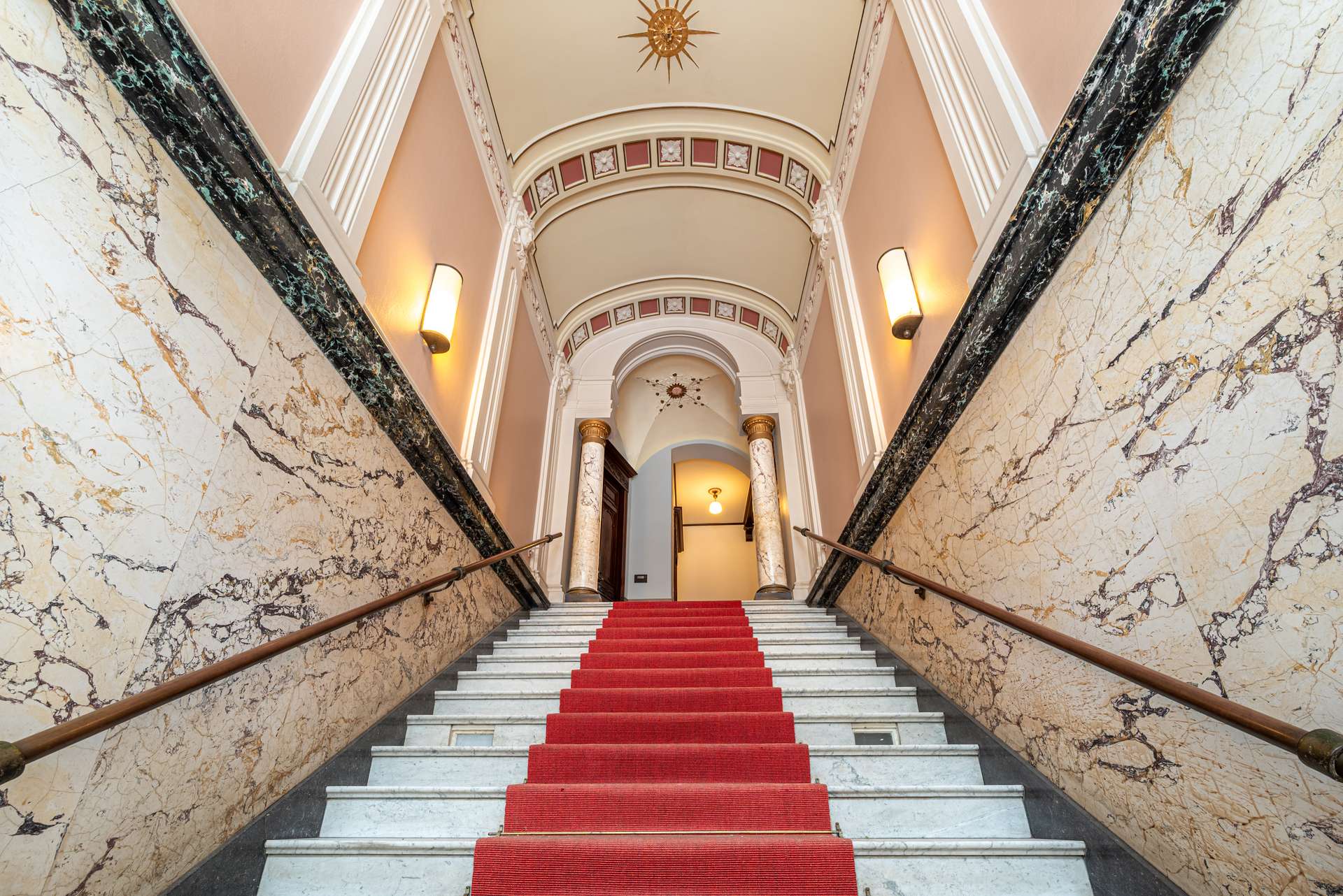 Der Eingangsbereich mit besonderen Marmordetails heiu00dft Sie stilvoll willkommen