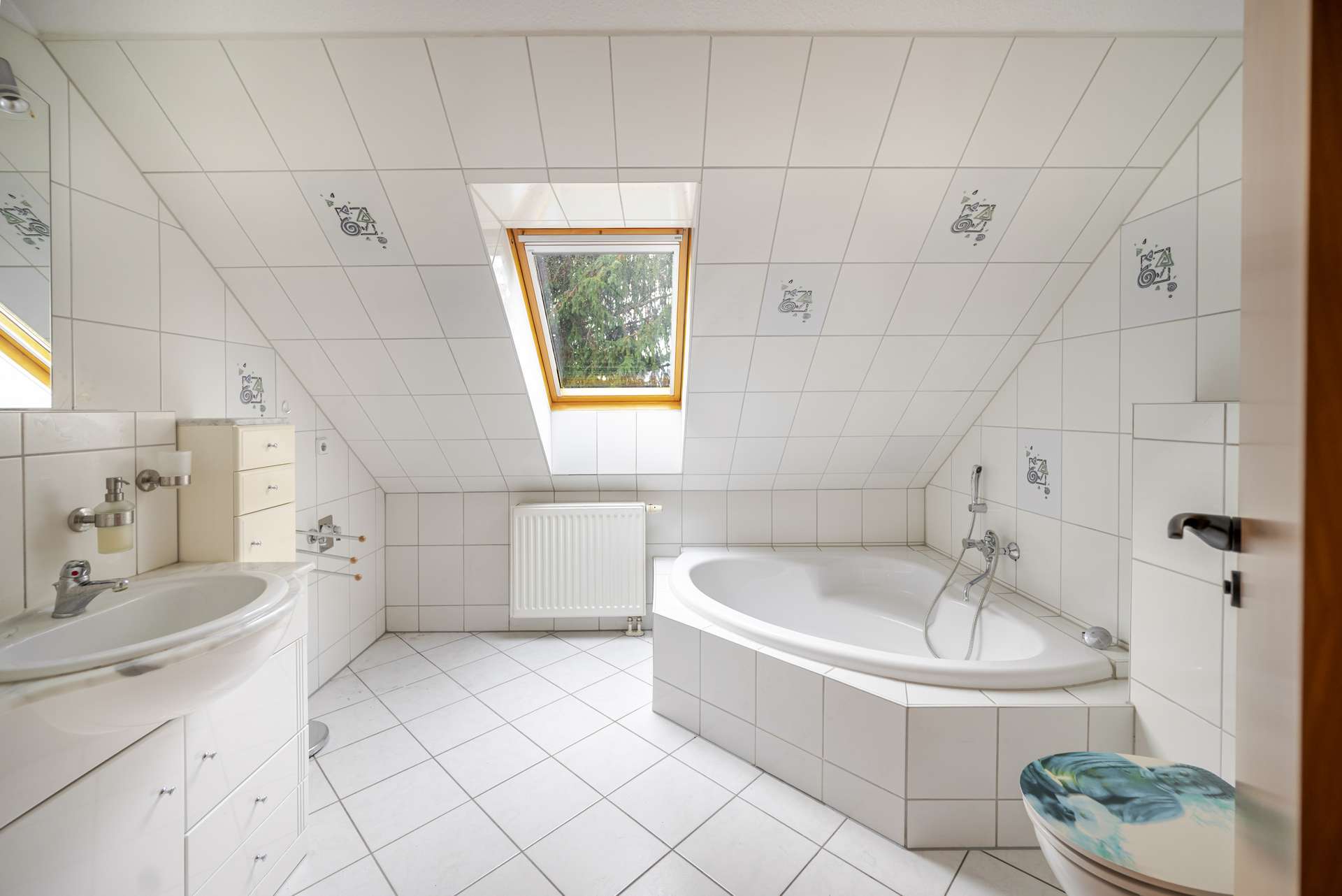 Tageslichbadezimmer mit Wanne