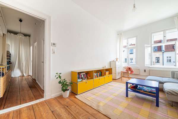 Sonniger 2-Zi.-Stuck-Altbau mit Balkon & Aufzug