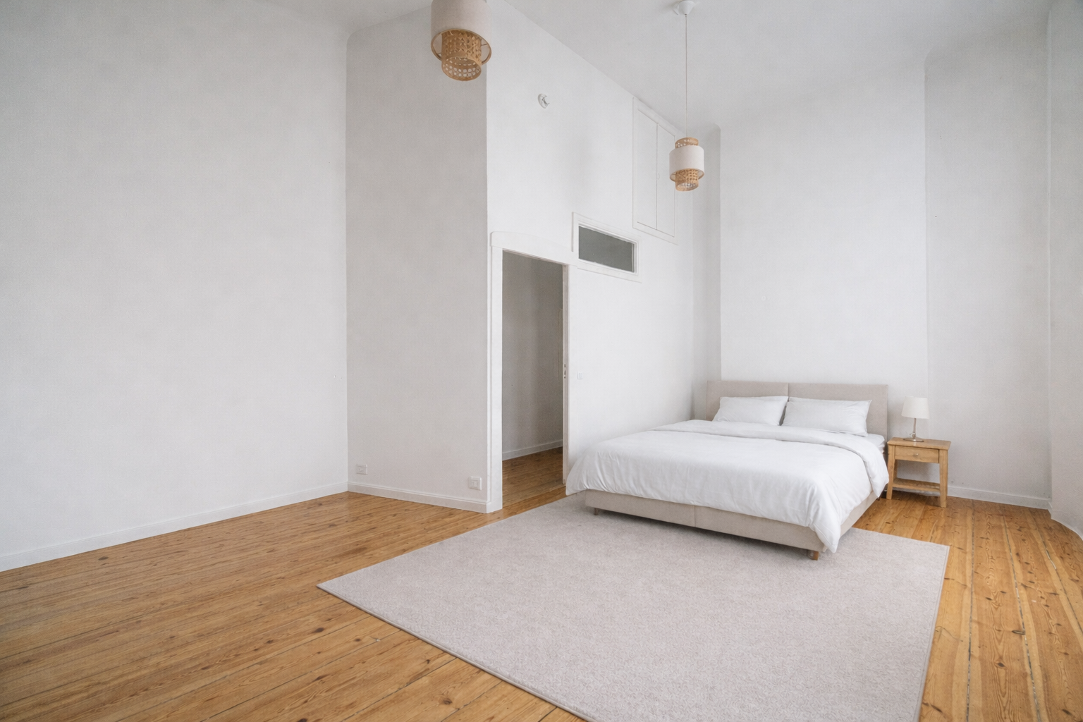 Schlafzimmer mit 5 Meter hohen Decken