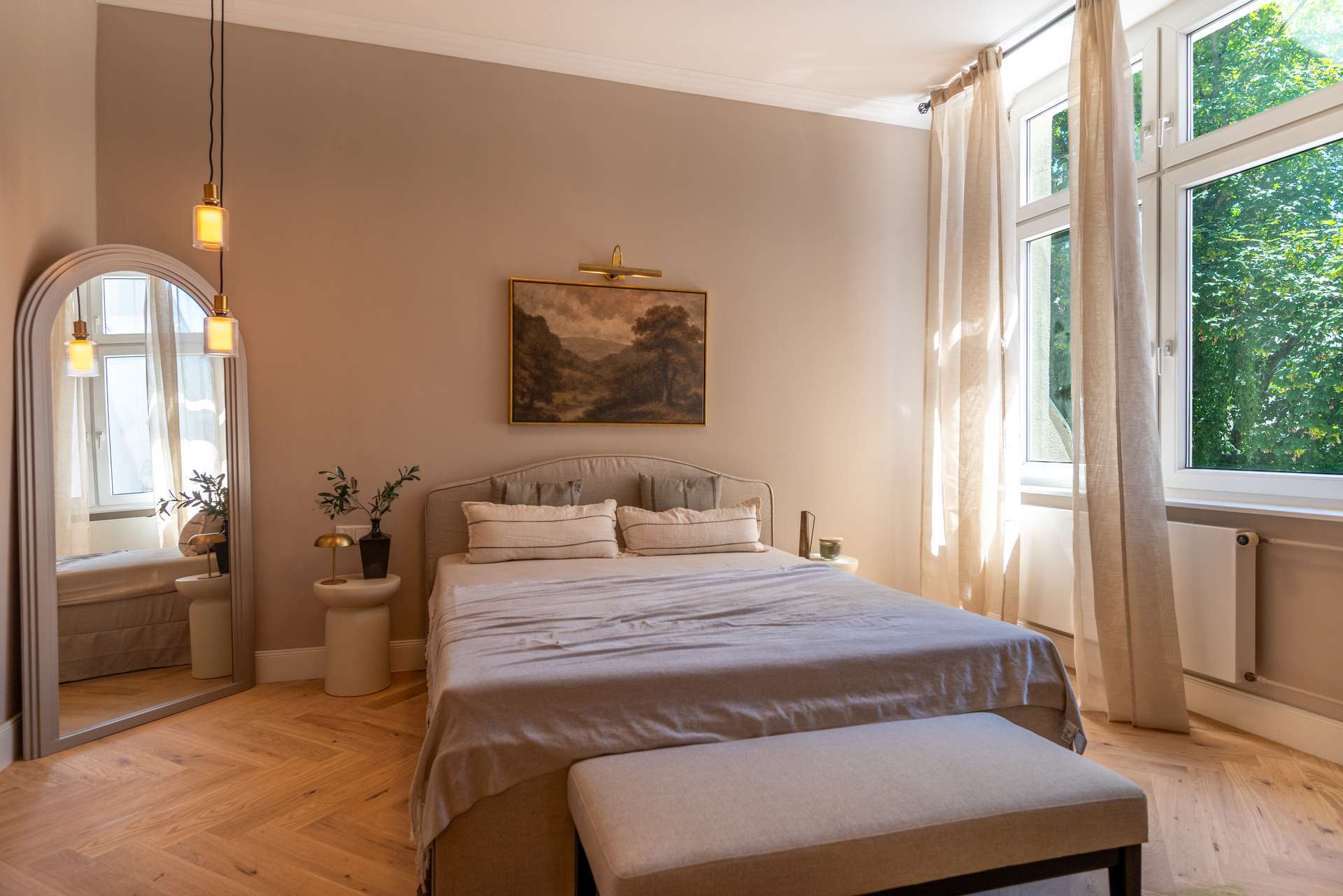 Gemu00fctliches Schlafzimmer zum Innenhof