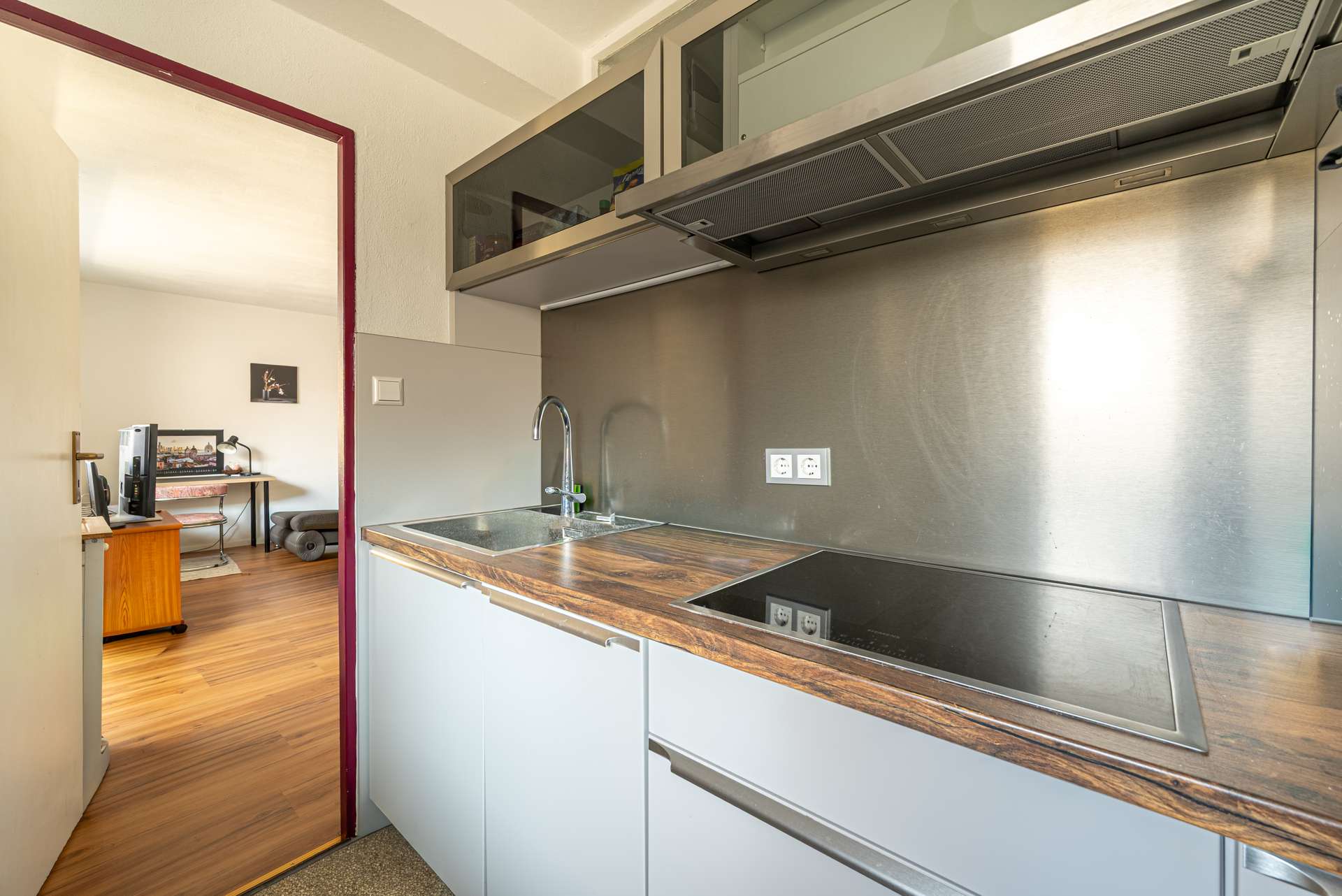 Ku00fcche inkl. Geschirrspu00fcler, Induktionsherd, Ofen, Ku00fchlschrank & Waschmaschinenanschluss