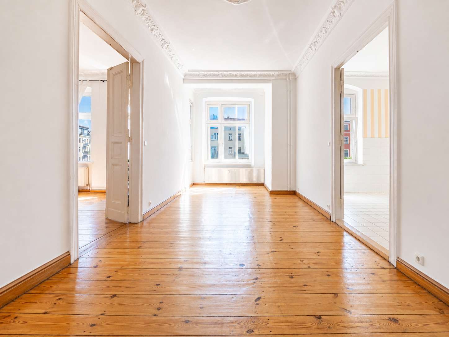 Imposanter Salon mit zwei klassichen Flu00fcgeltu00fcren