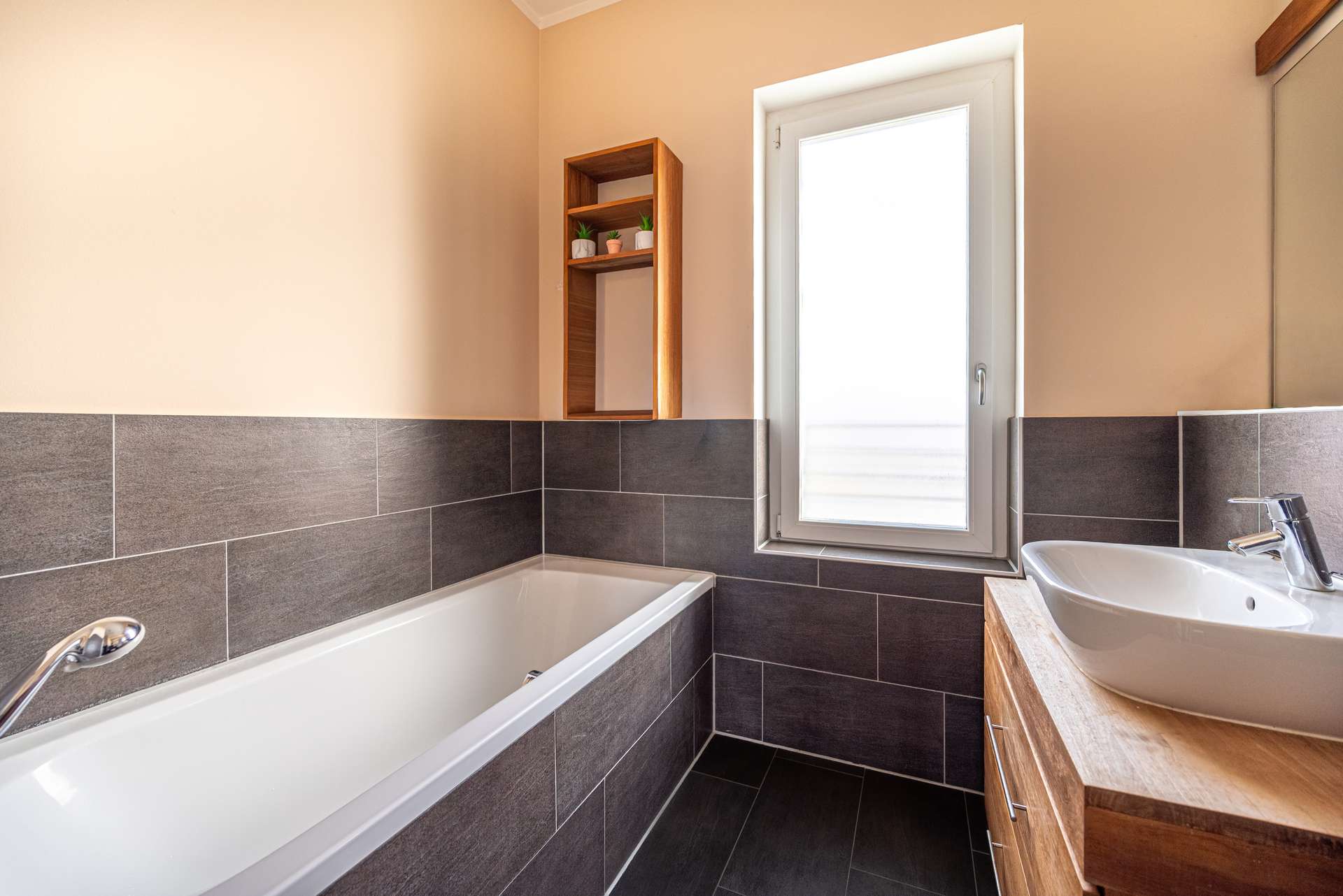 Stilvolles En-suite-Bad mit Dusche, Badewanne und Tageslicht