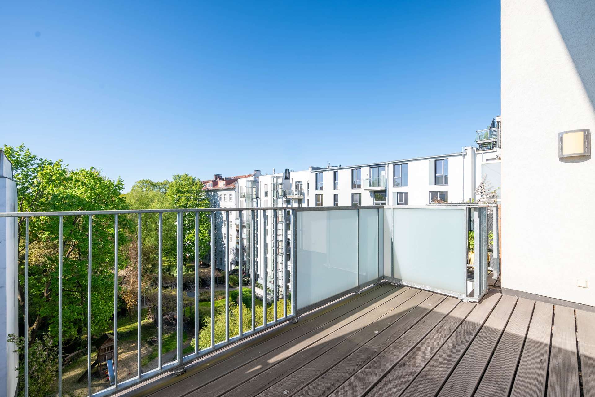 Su00fcd-Balkon zum Innenhof