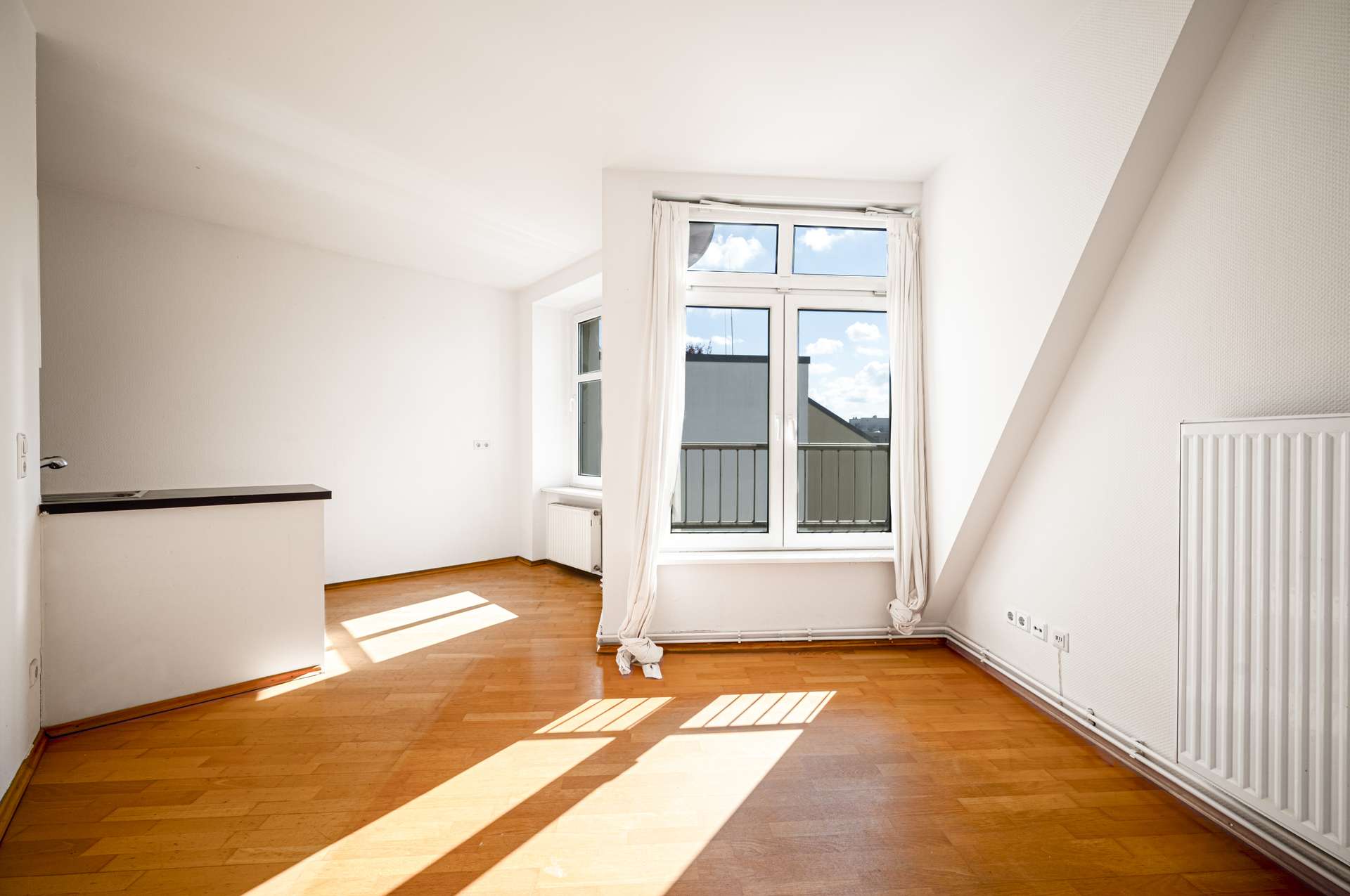 Lichtdurchfluteter Essbereich direkt neben der Ku00fcche