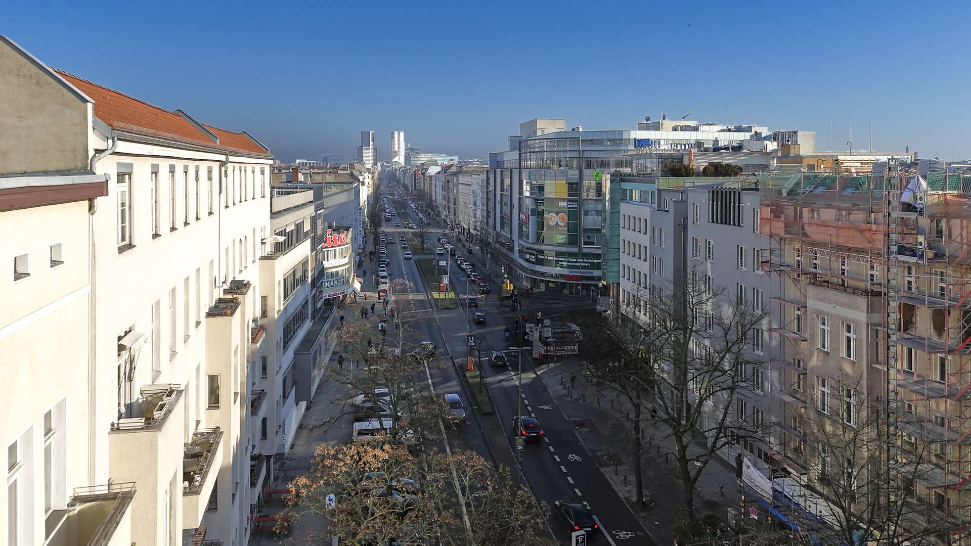 Einmaliger Blick entlang der Kantstrau00dfe bis zum Waldorf Astoria