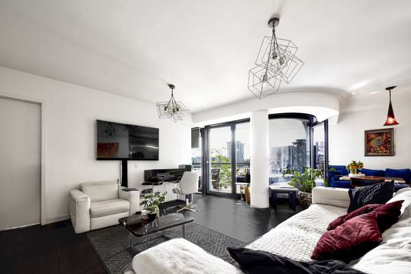 Helles Wohnzimmer mit Blick auf die Spree