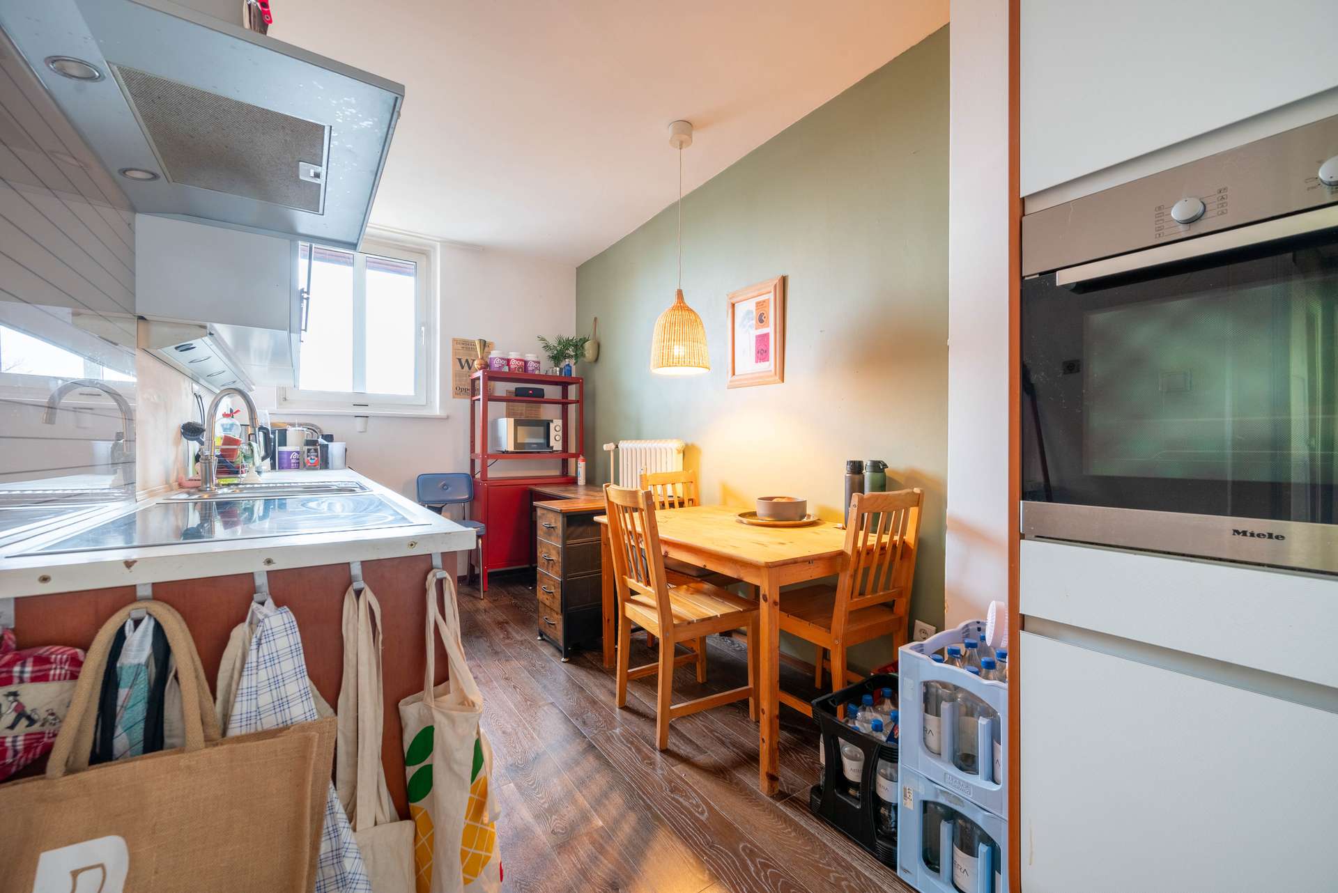 Einbauku00fcche mit Esstisch