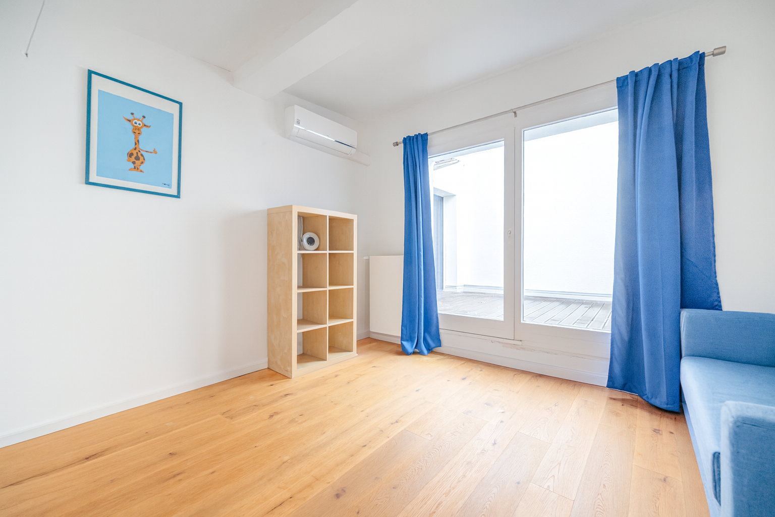 Schlafzimmer mit Blick ins Atrium