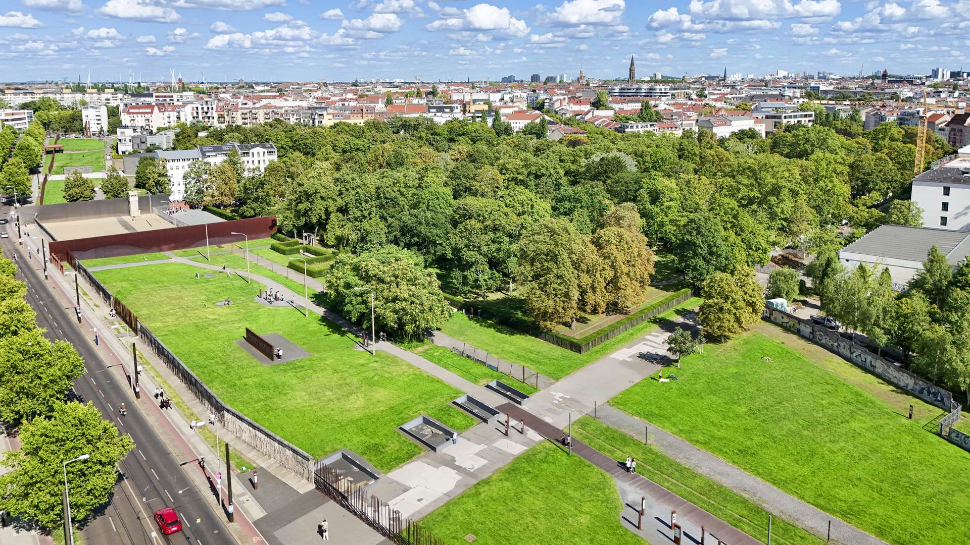 Fuu00dflu00e4ufig zur historischen Gedenkstu00e4tte der Berliner Mauer