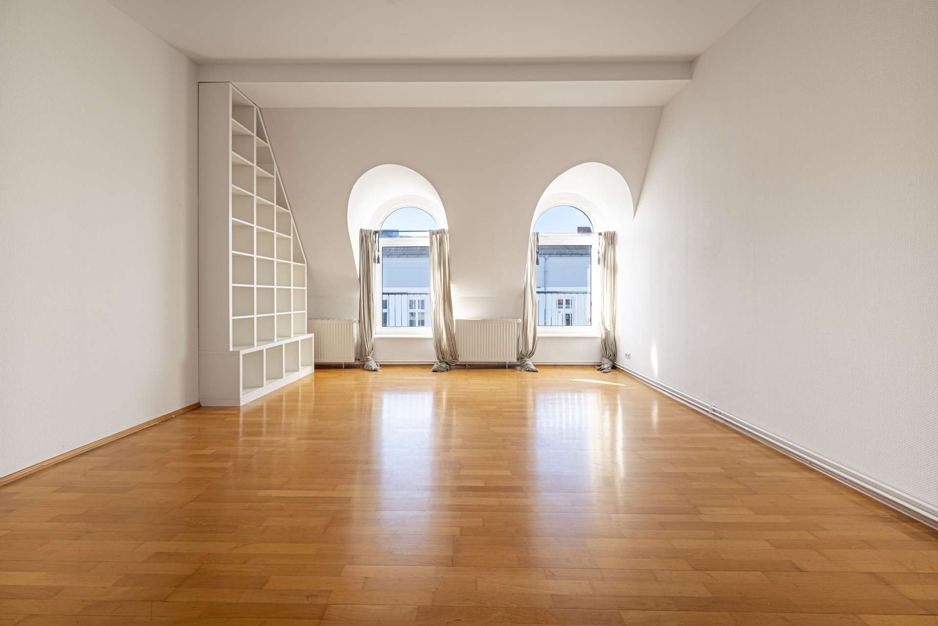 Traumhafte Rundbogenfenster im Wohnzimmer