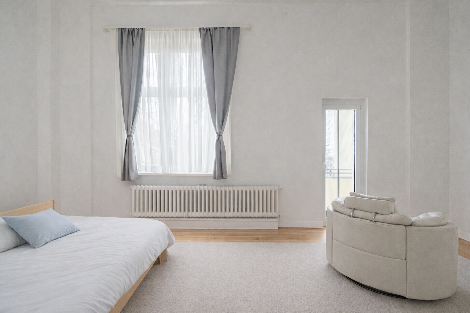 Schlafzimmer mit 5 Meter hohen Decken