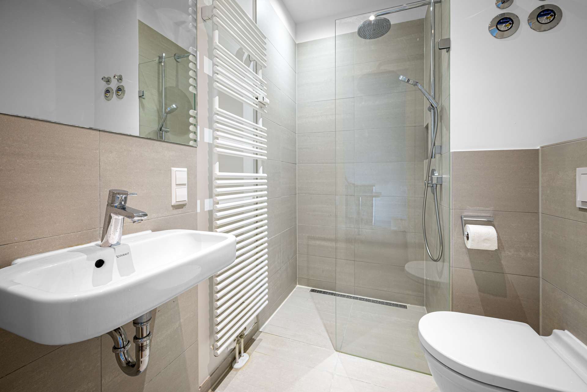 Edles Badezimmer mit bodentiefer Dusche