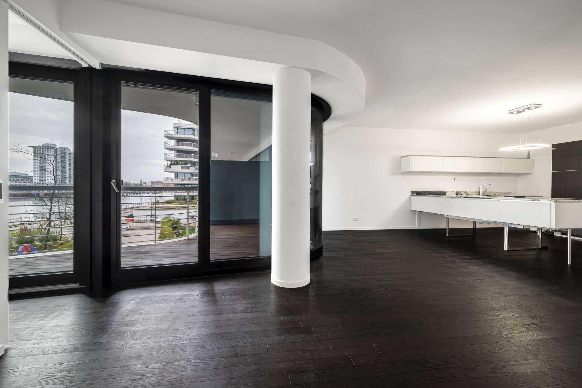 Offenes Wohnen mit stilvoller Su00e4ulenarchitektur