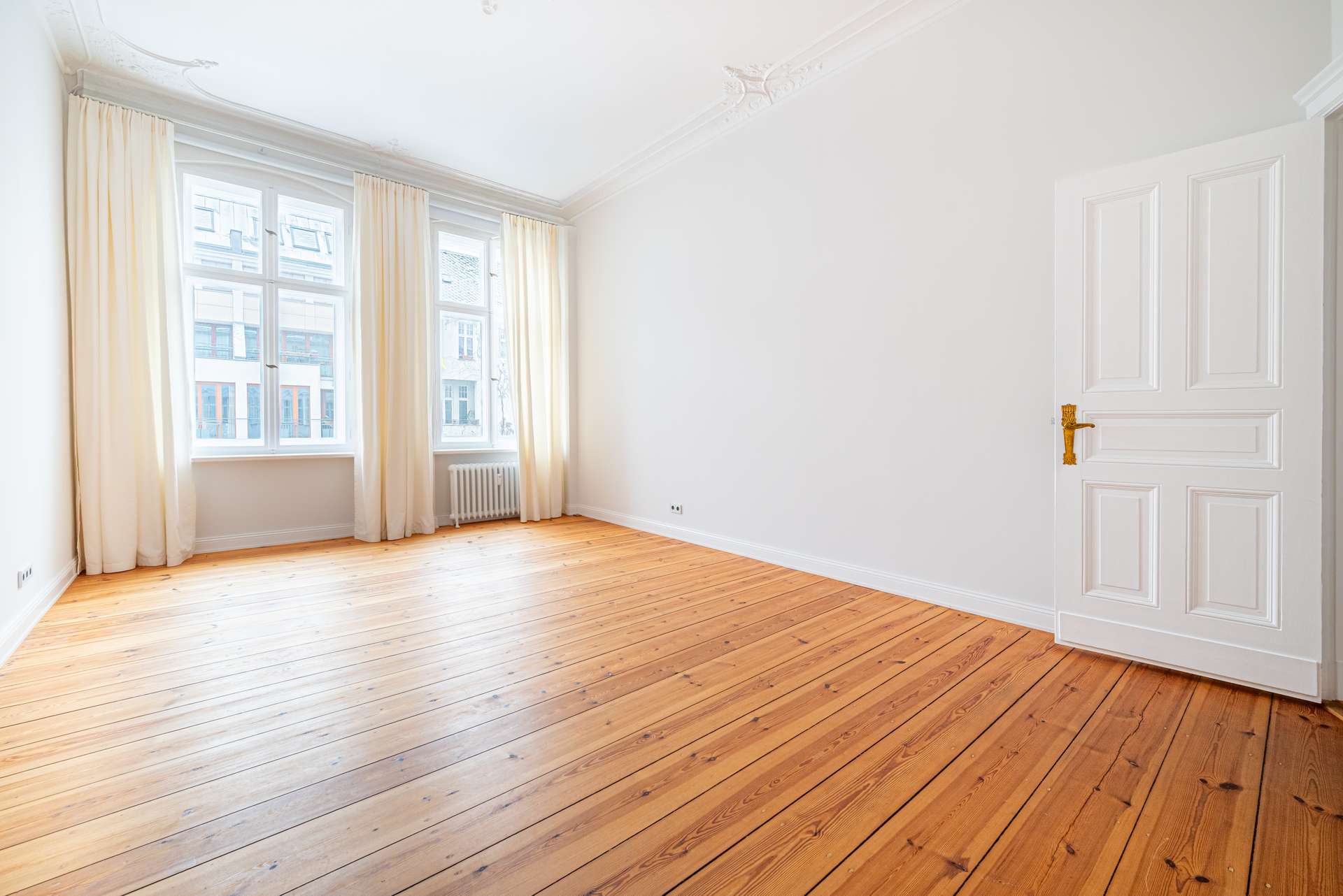 Grou00dfes Schlafzimmer mit originalen Holzdielen