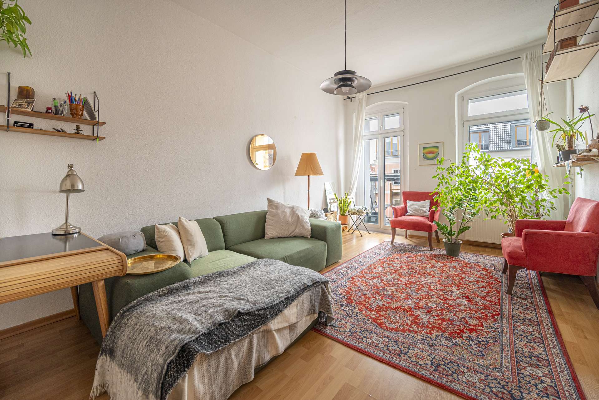 Wohnzimmer mit Balkonzugang