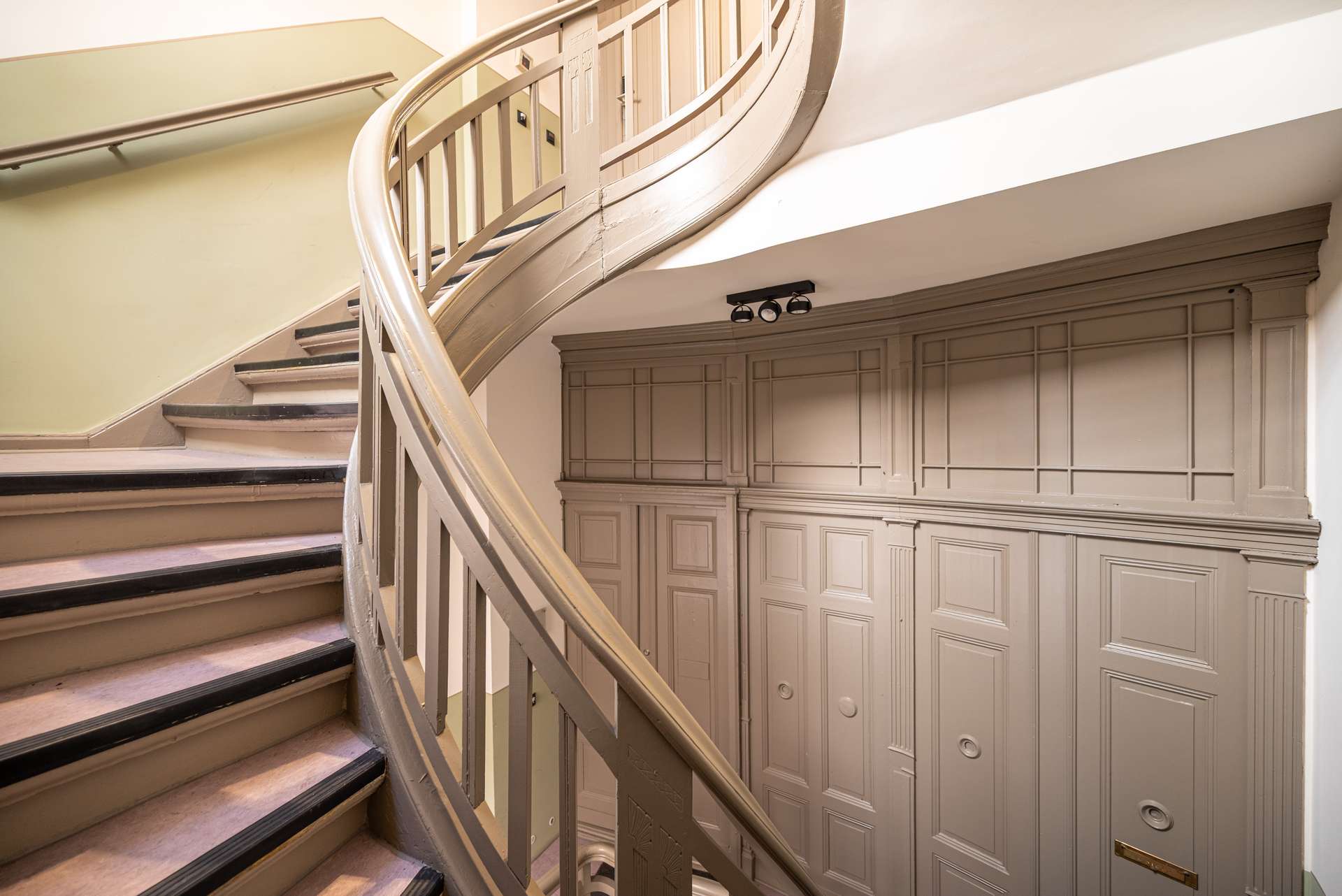 Imposante Wendeltreppe im frisch gestrichenen Treppenhaus