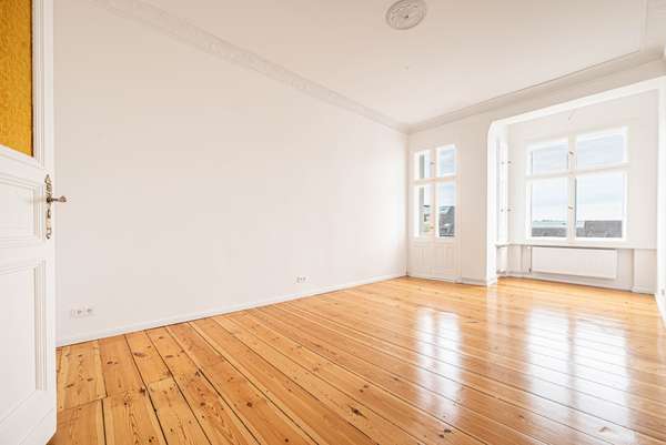 Wohnzimmer mit Balkon