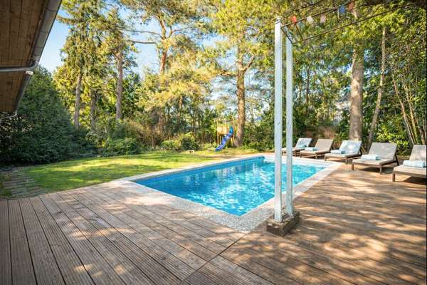 Grou00dfer Garten mit beheiztem Pool