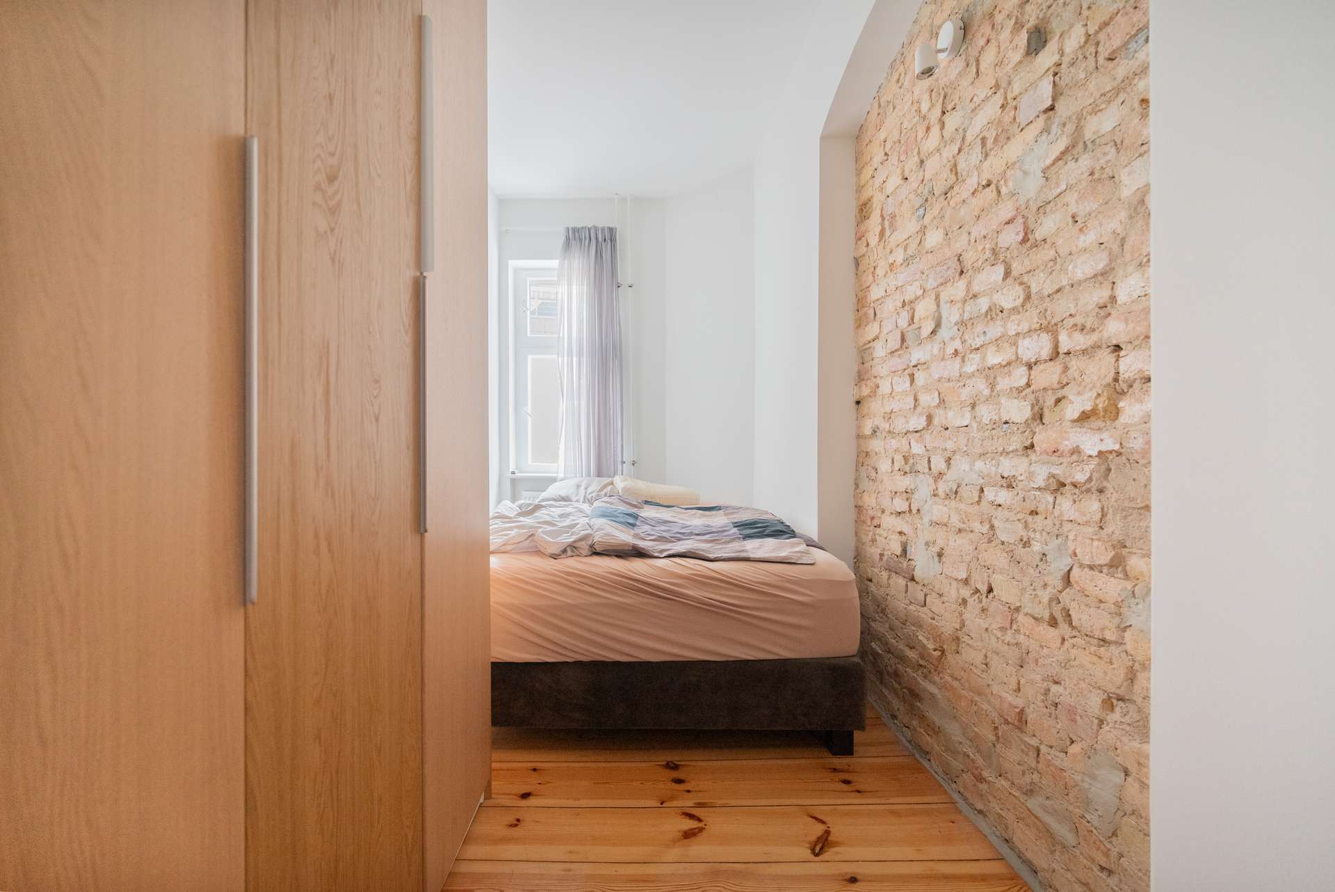Schlafzimmer mit Backsteinwand