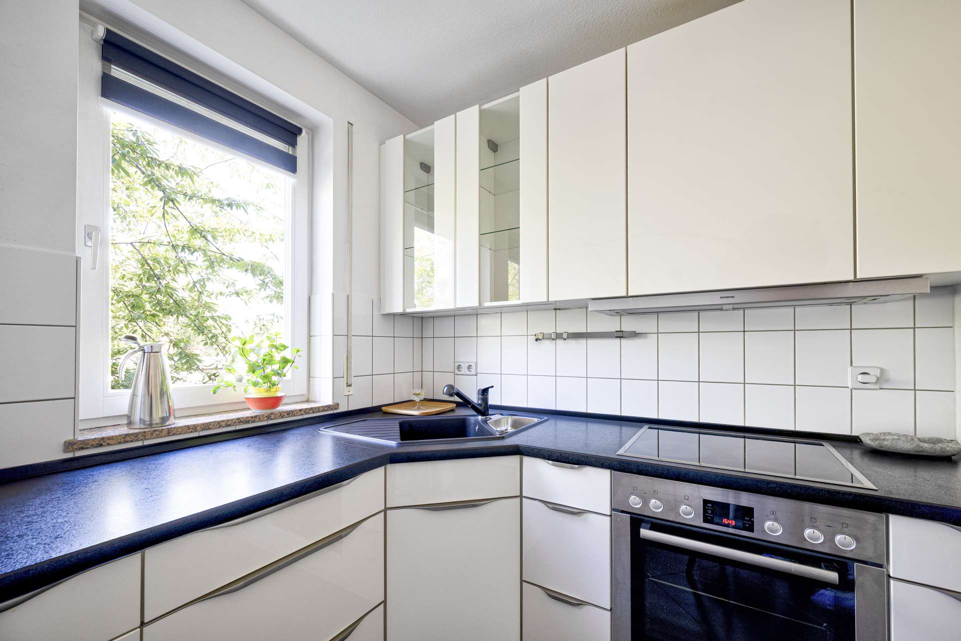Moderne Einbauku00fcche mit Markengeru00e4ten