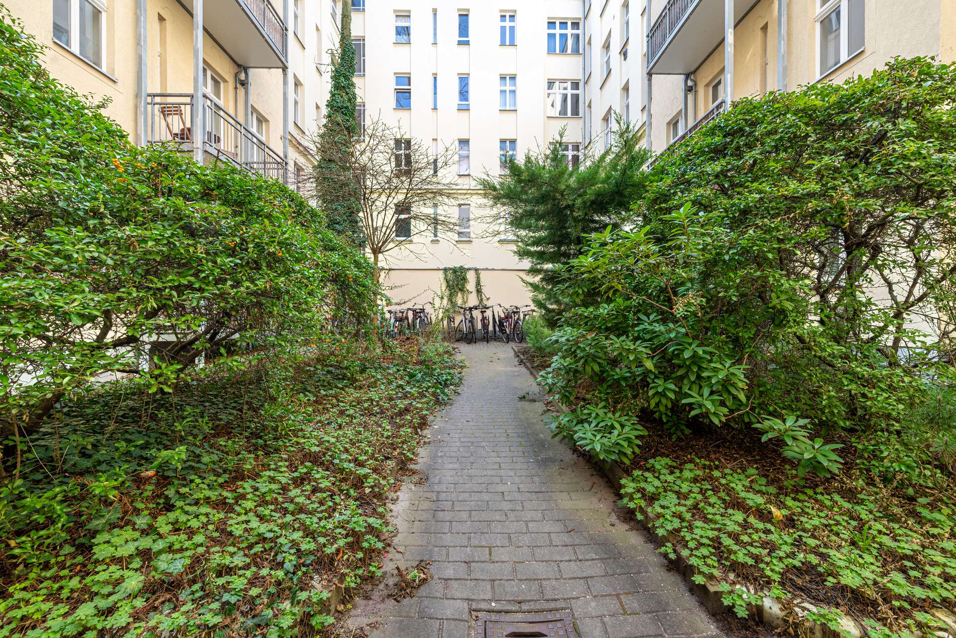 Schu00f6n angelegter Innenhof