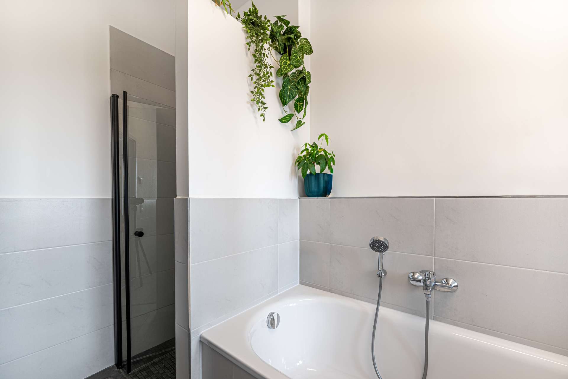 Master-Badezimmer mit Dusche & Badewanne