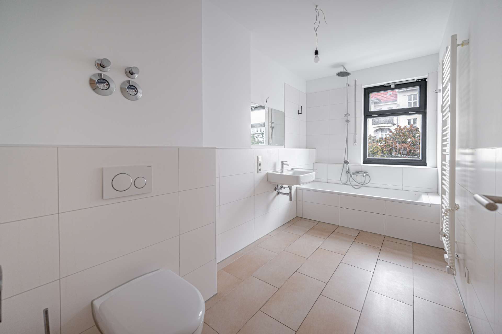 Grou00dfes Badezimmer