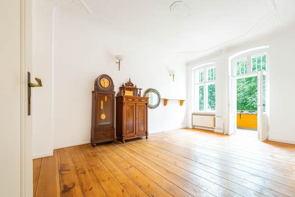 Wohnzimmer mit Balkon