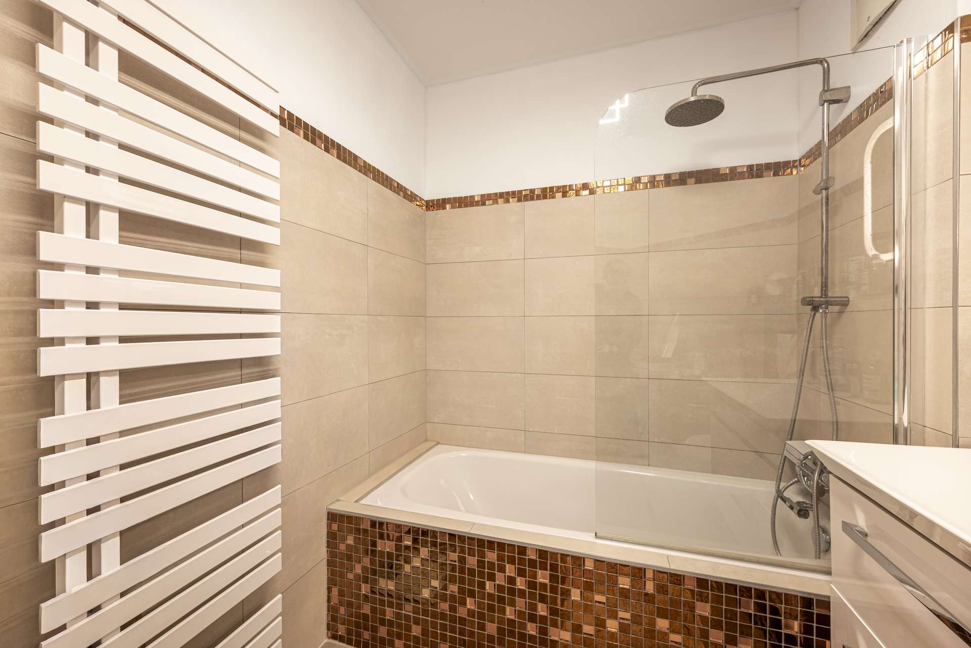 Duschwanne und Handtuchheizung