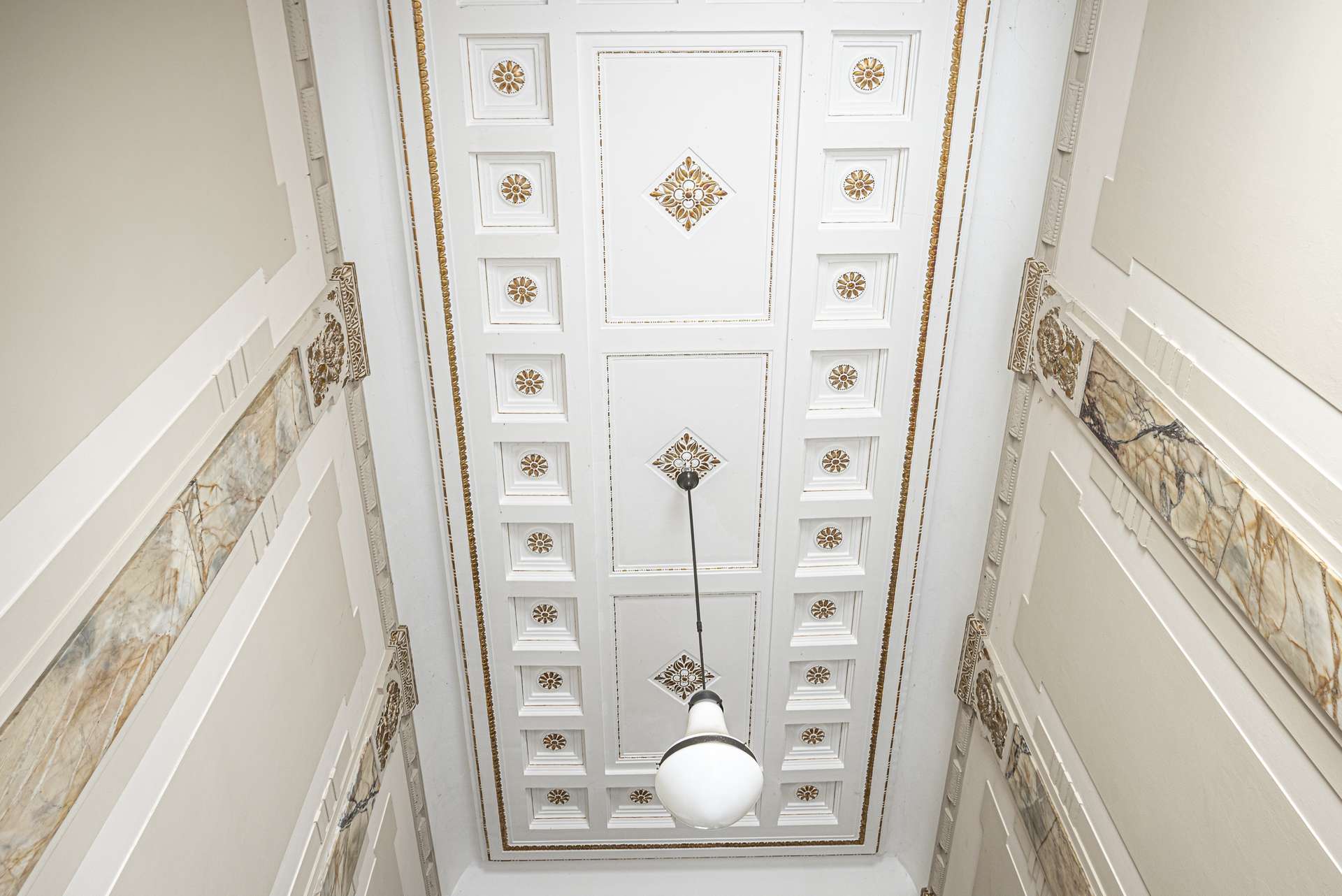 Liebevolle Stuckverzierungen im Treppenhaus