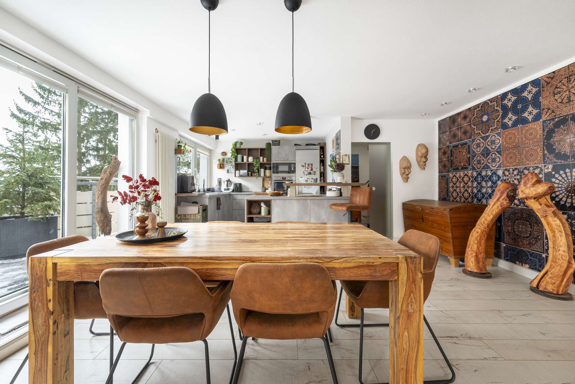 Edler Esstisch dirket an der Ku00fcche und Terrasse