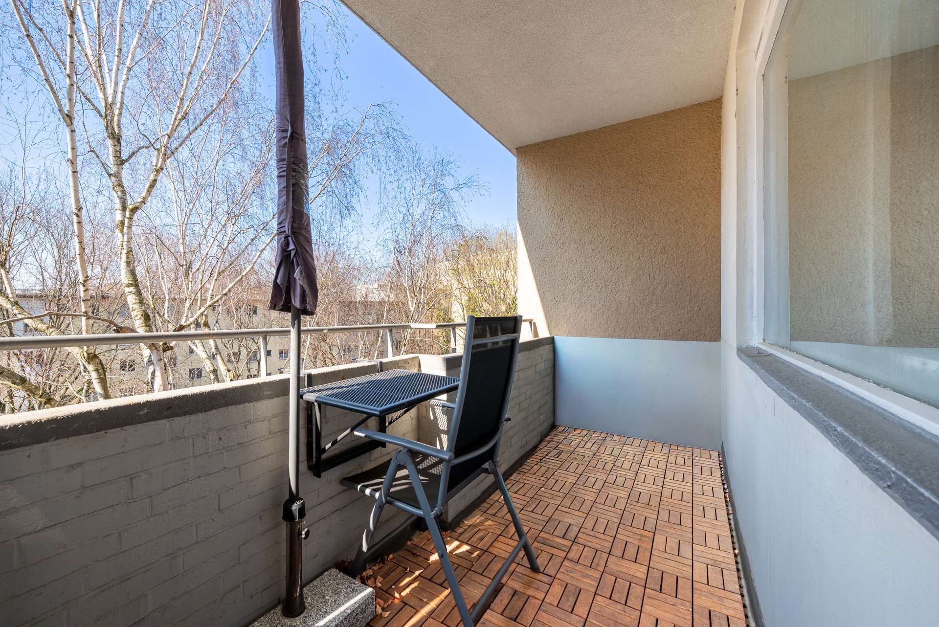 Grou00dfer Su00fcd-Balkon zum Innenhof