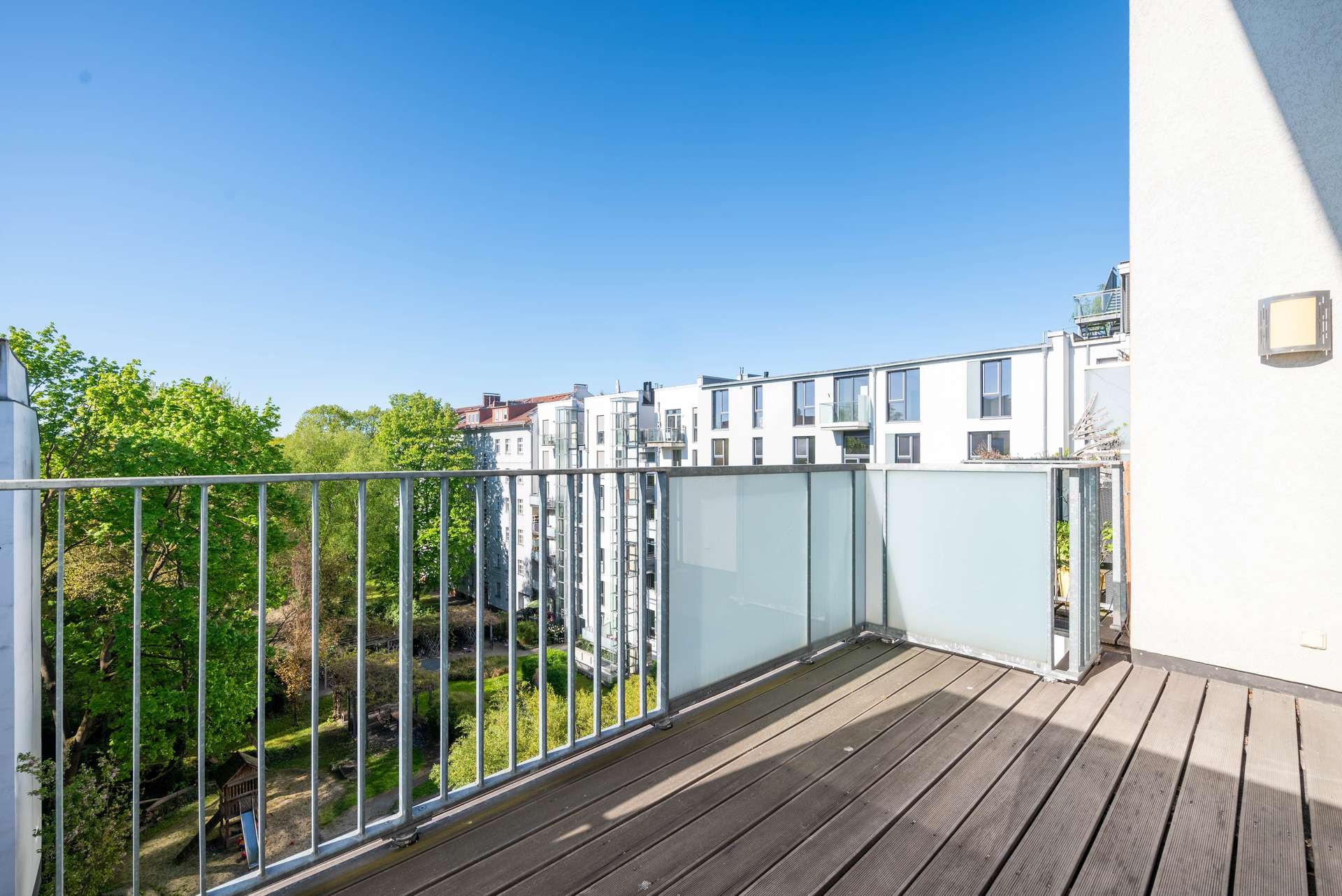 Su00fcd-Balkon zum Innenhof