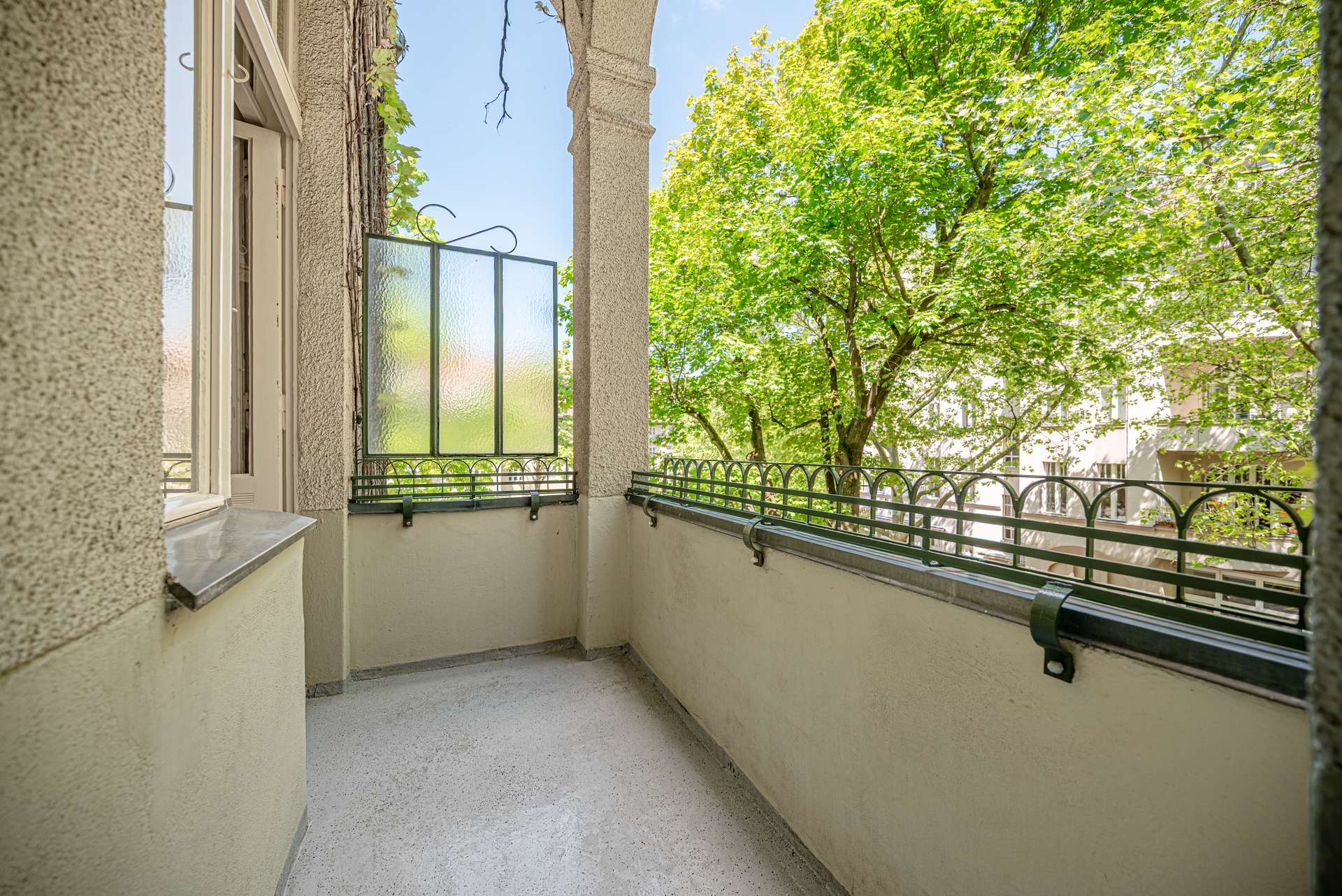 Balkon mit Blick ins Gru00fcne