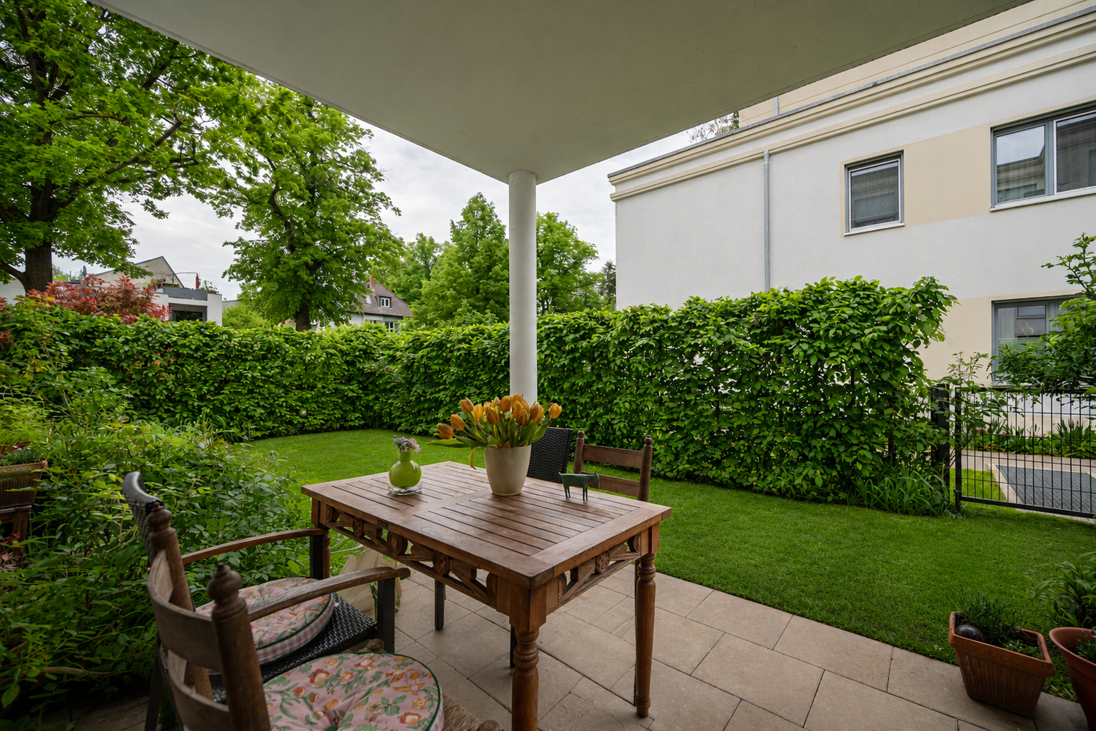 Terrasse mit Garten