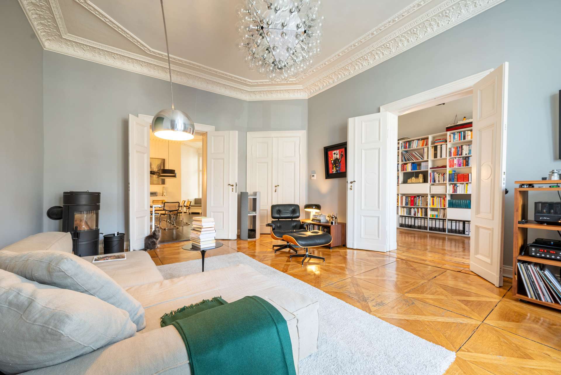 Wohnzimmer mit prunkvollen Stuck