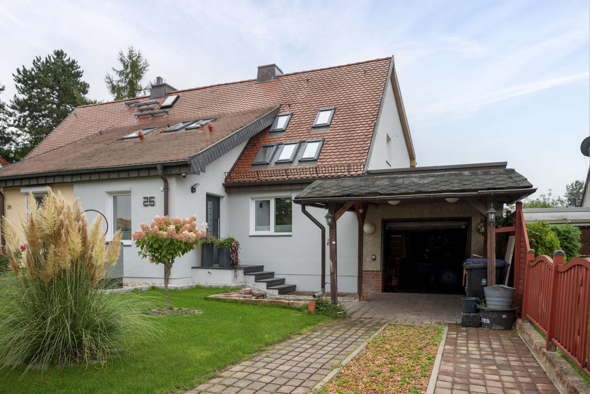 Strau00dfenansciht mit Carport
