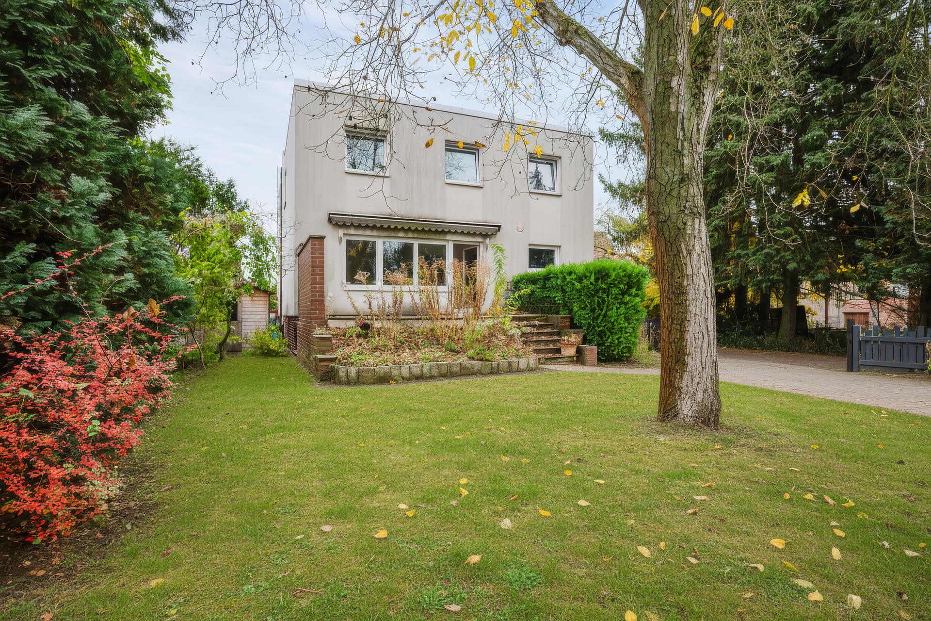 Gartenansciht des Hauses + Terrasse