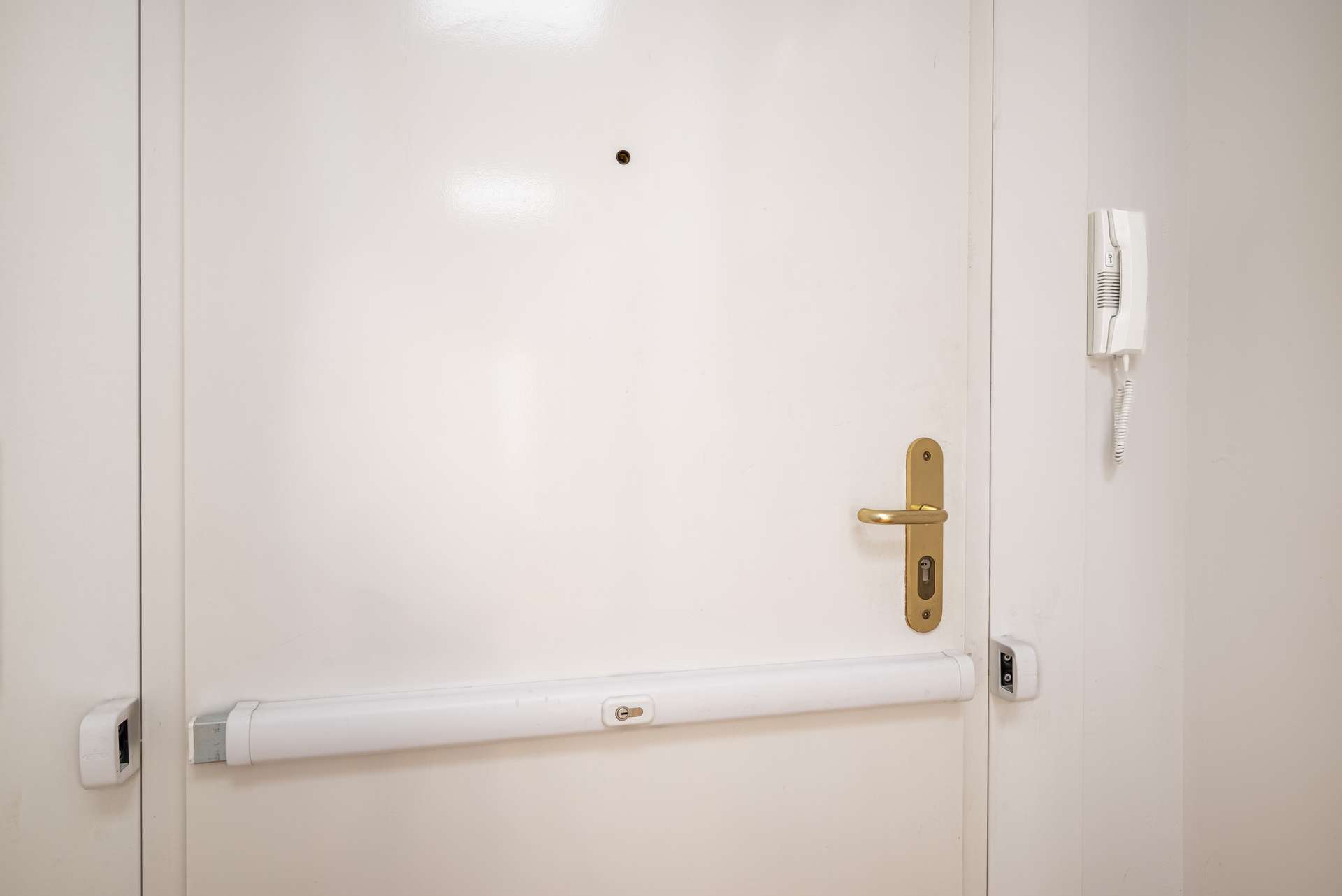 Eingangstu00fcr mit zusu00e4tzlicher Sicherheitsverriegelung 