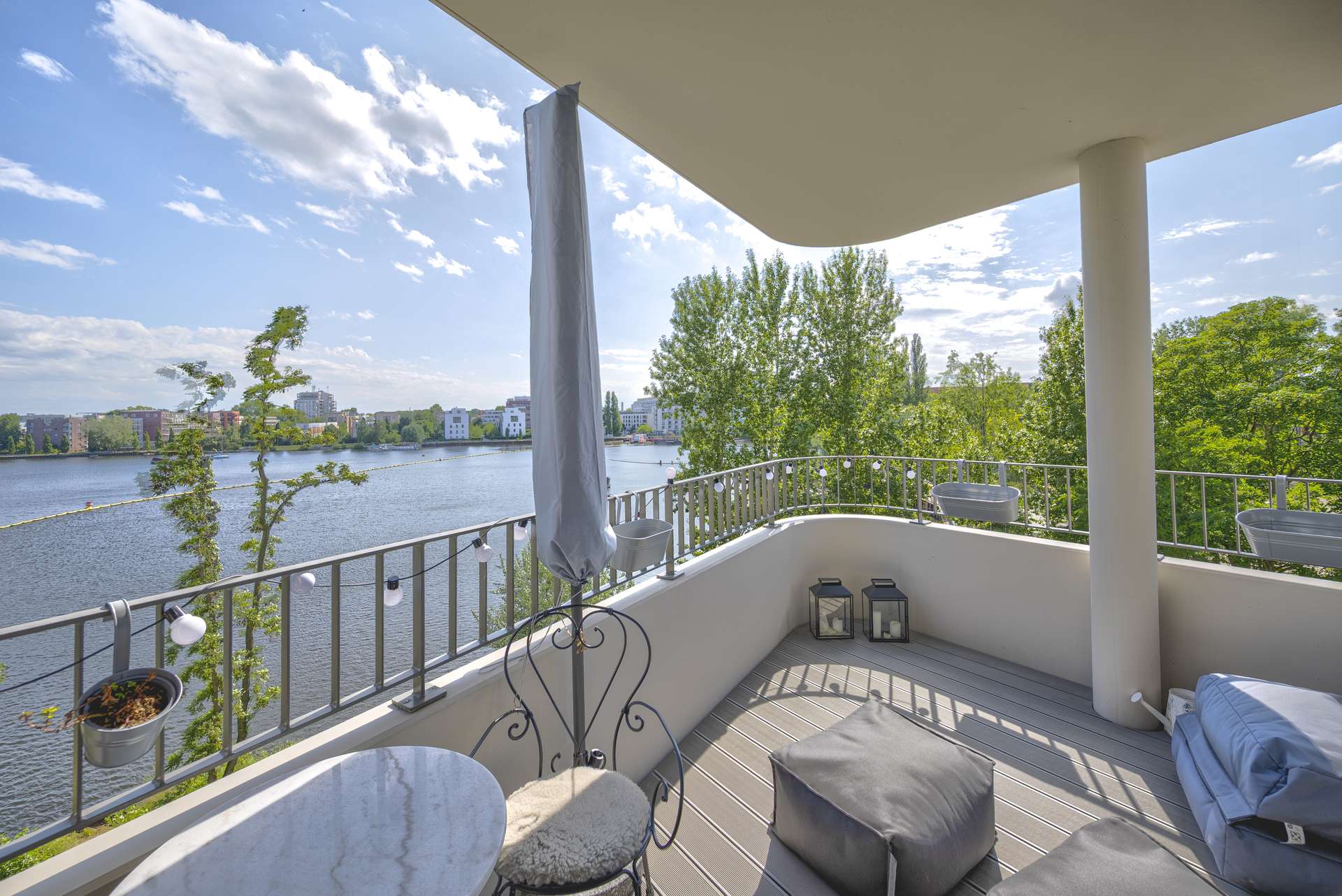 Balkon-Ausblick aufs Wasser