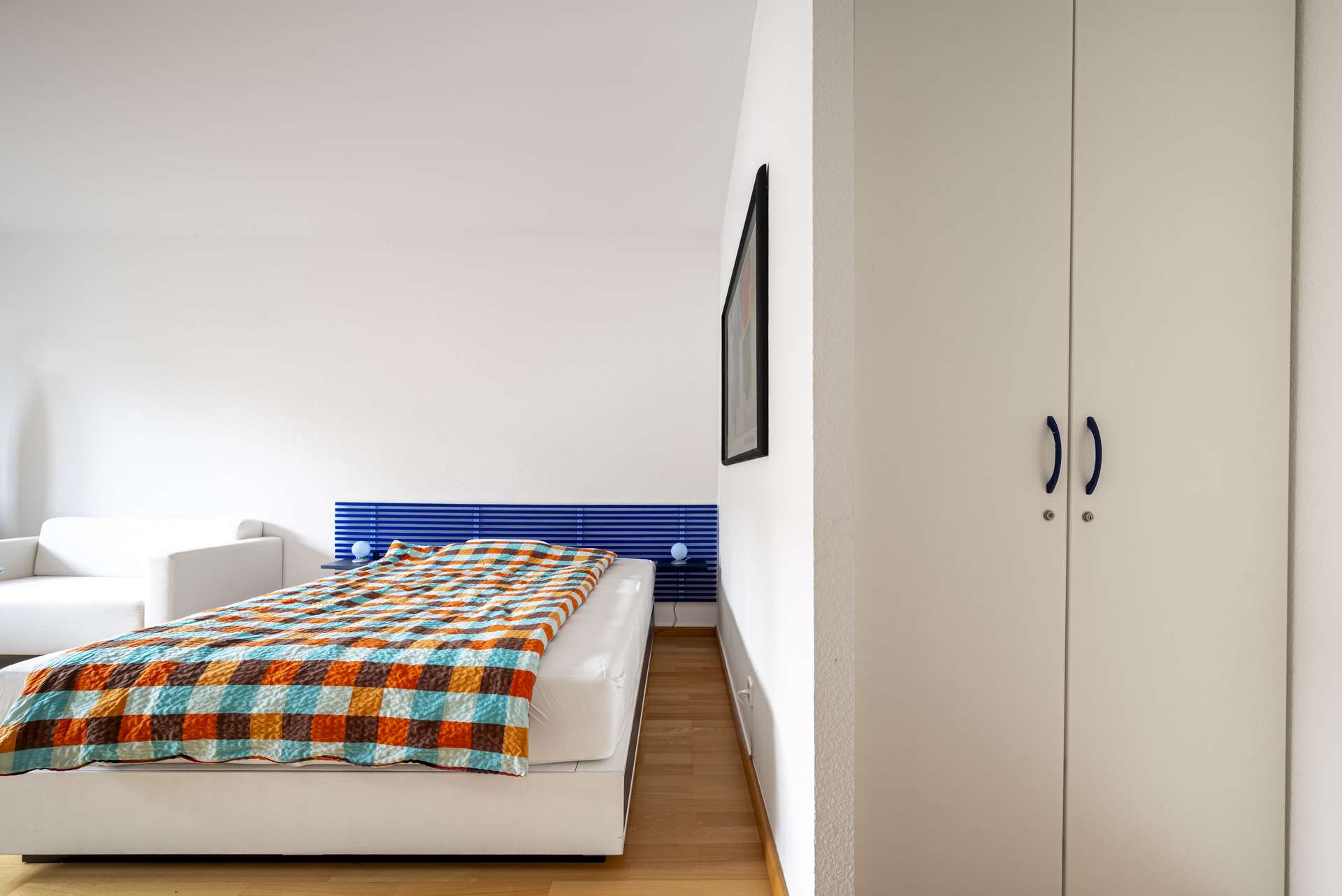 Grou00dfer und unauffu00e4lliger Kleiderschrank im Schlafzimmer