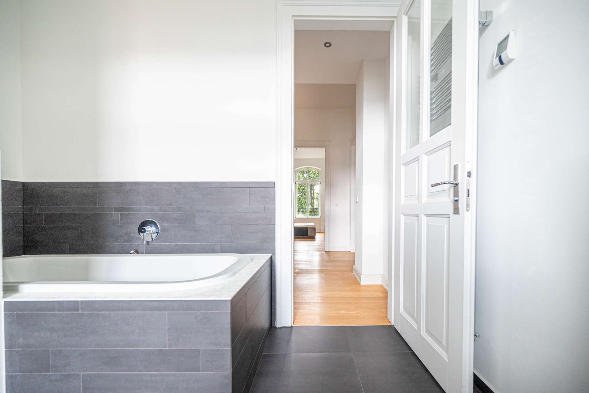 Badezimmer mit Blick in den Flur