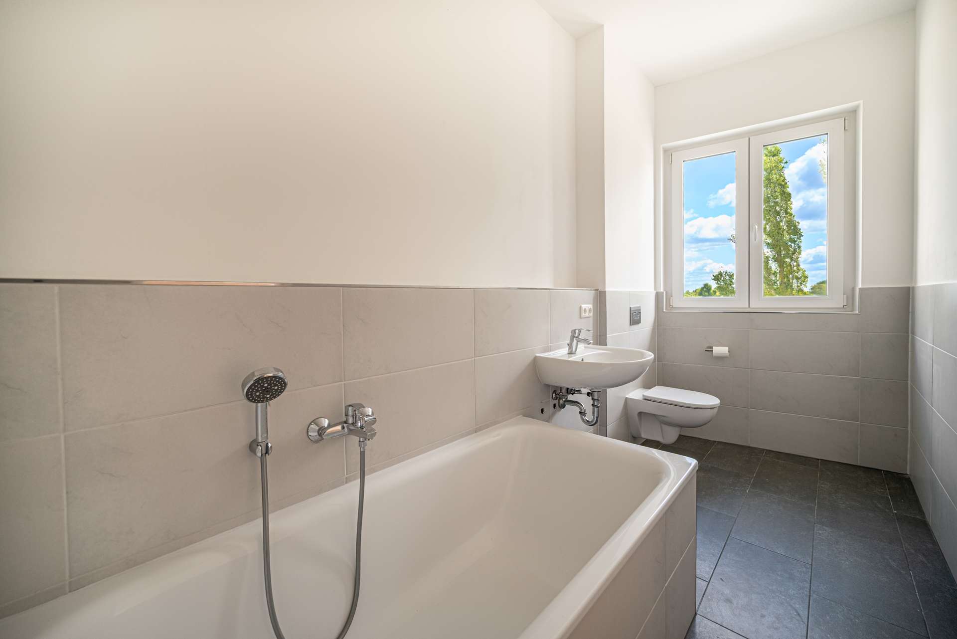 Master-Badezimmer mit Dusche & Badewanne