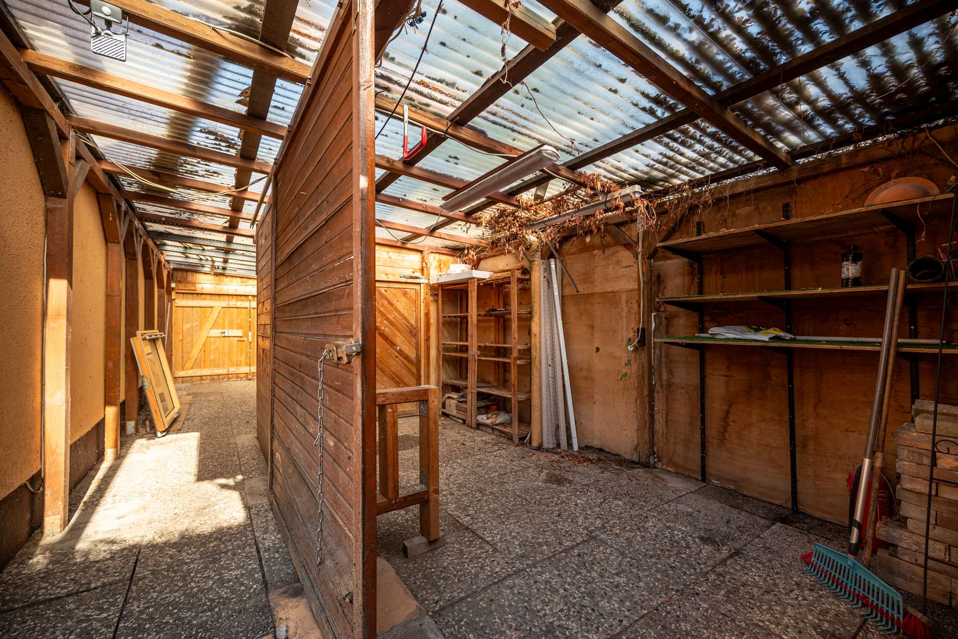 Schuppen mit Zugang zur Garage