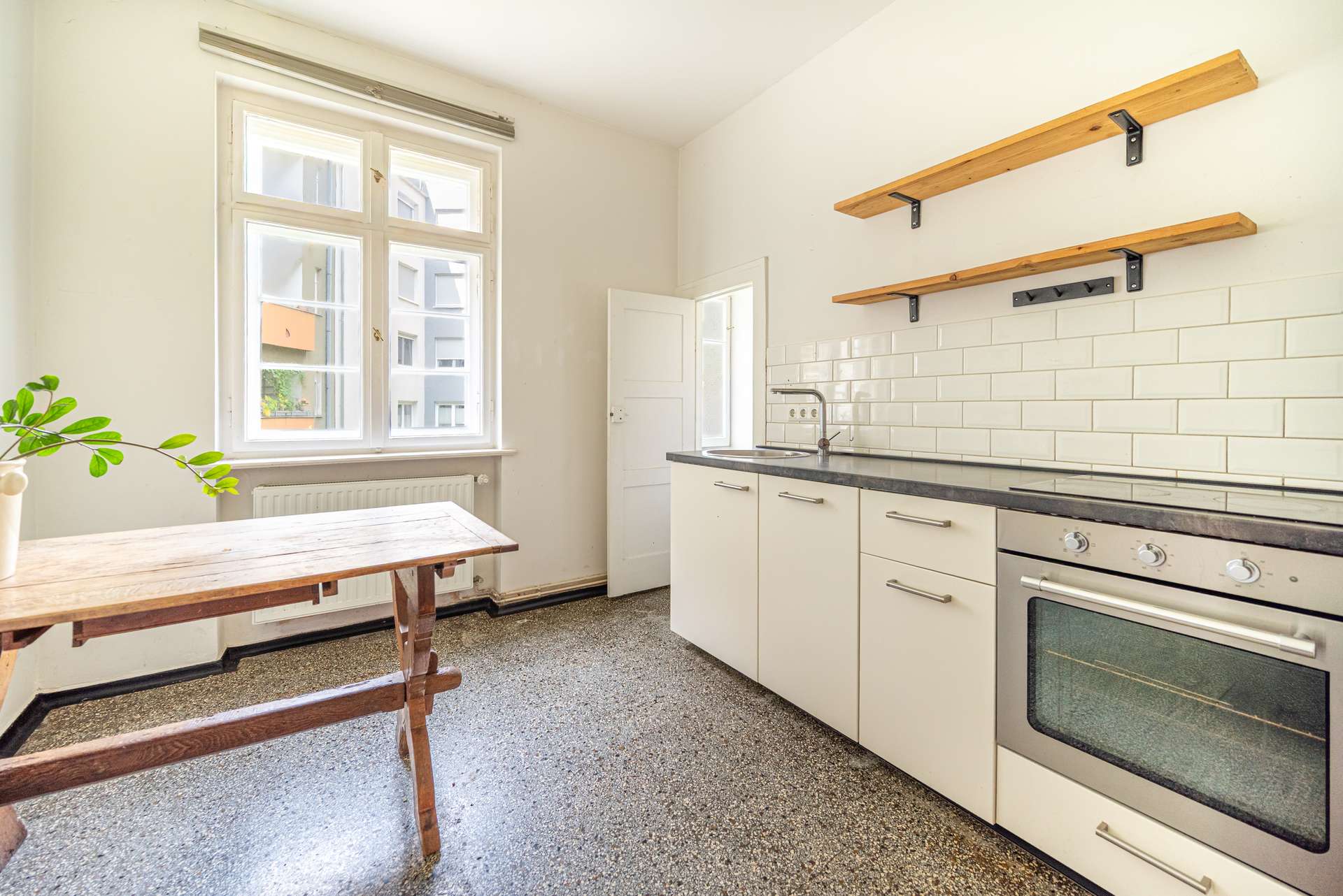 Grou00dfe Ku00fcche mit Terrazzo-Boden
