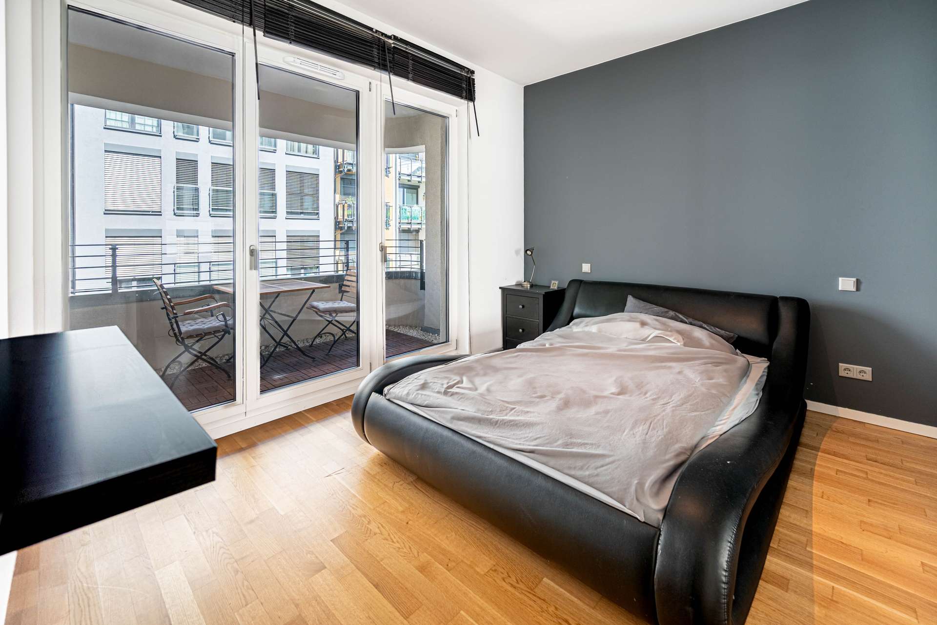 Schlafzimmer mit Zugang zum Balkon
