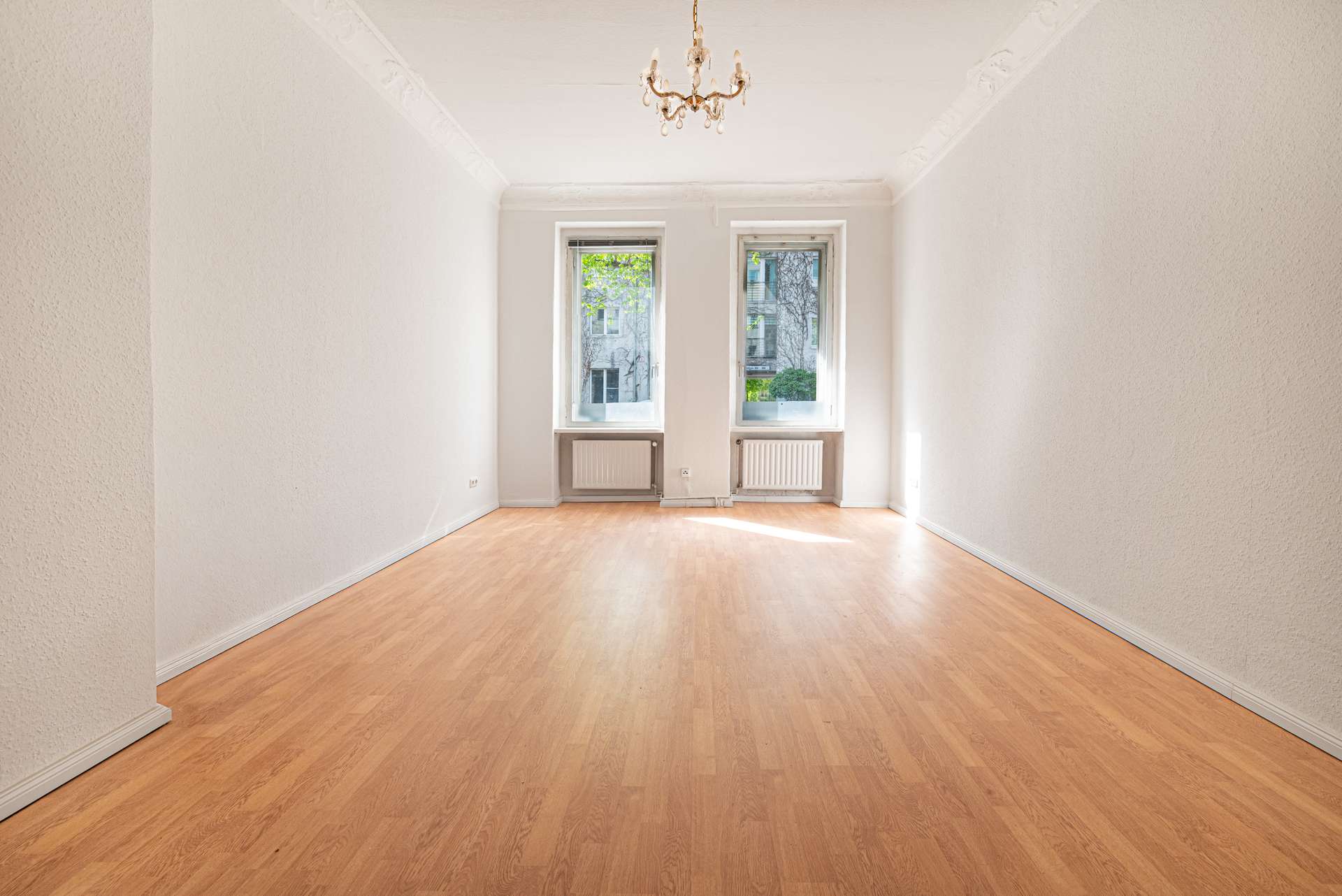 Wohnzimmer mit Altbauflair dank verzierten Stuckelementen